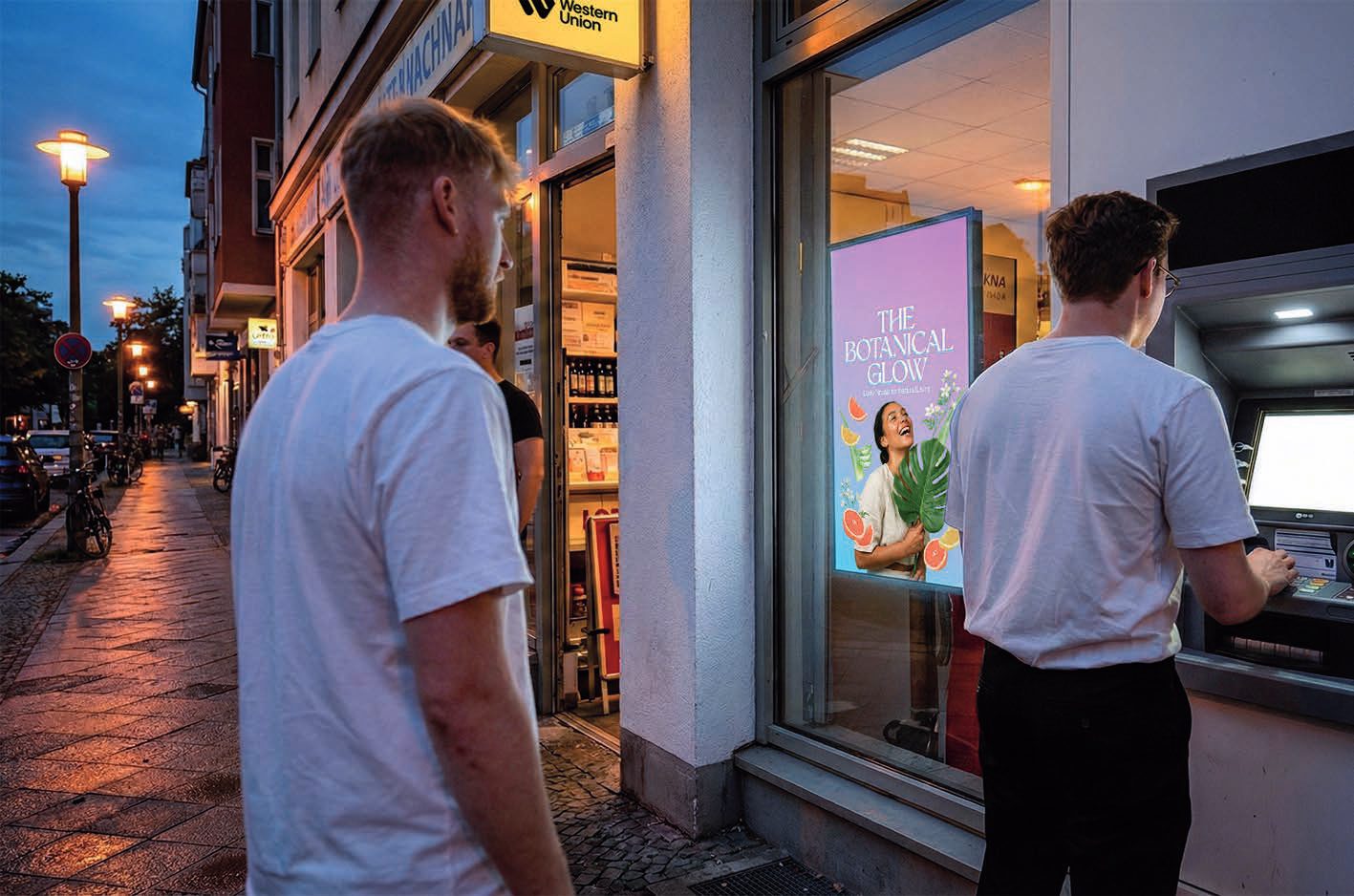 DOOH Screen im Schaufenster eines Spätis in Berlin-Neukölln – Ethno-Werbung auf Augenhöhe